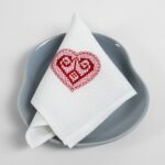 HARTY Stolový obrúsok biely s červenou výšivkou