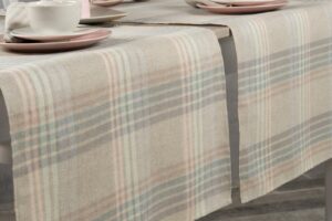 DELTA Behúň na stôl svetlosivý