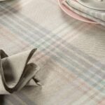 DELTA Behúň na stôl svetlosivý