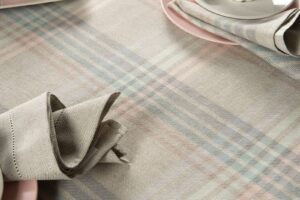 DELTA Behúň na stôl svetlosivý