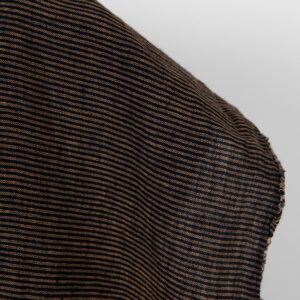 Ľanová látka čierna s malými hlinenými prúžkami praná