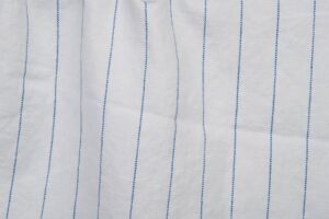 Biela praná tkanina s modrými pruhmi