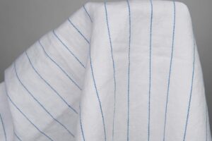 Biela praná tkanina s modrými pruhmi