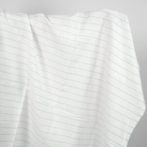 Praná ľanovo-bavlnená tkanina biela s nebesky modrými pruhmi