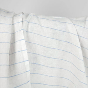 Praná ľanovo-bavlnená tkanina biela s nebesky modrými pruhmi