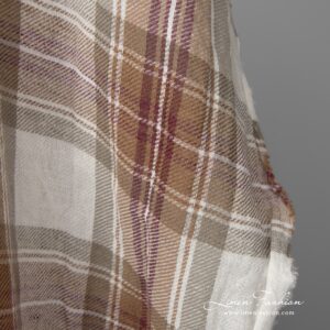 Široká praná polol'anová tkanina smotanová s hnedým károm