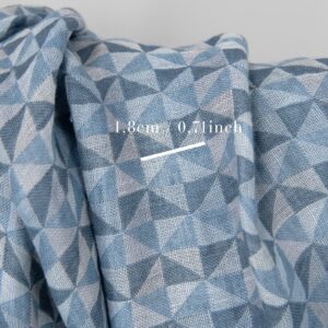 Praná ľanová látka v modrých trojuholníkoch