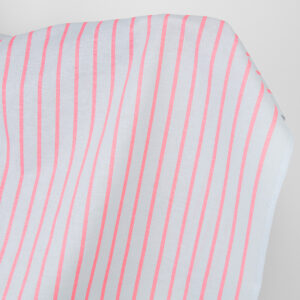 Ľanovo-bavlnená látka svetlosivá s jasne červenými pruhmi