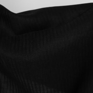 Priesvitná ľanová tkanina s čiernymi pruhmi