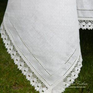 Nora white tablecloth of linen fabric.