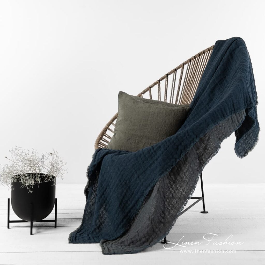 Blue blanket in linen cotton in size 160x220cm.