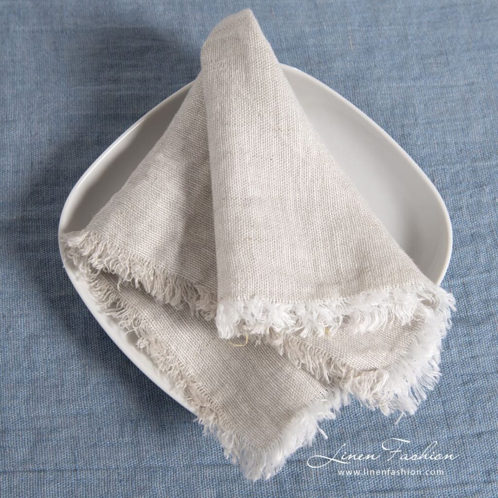 MANTIS light grey linen napkin with fringes
