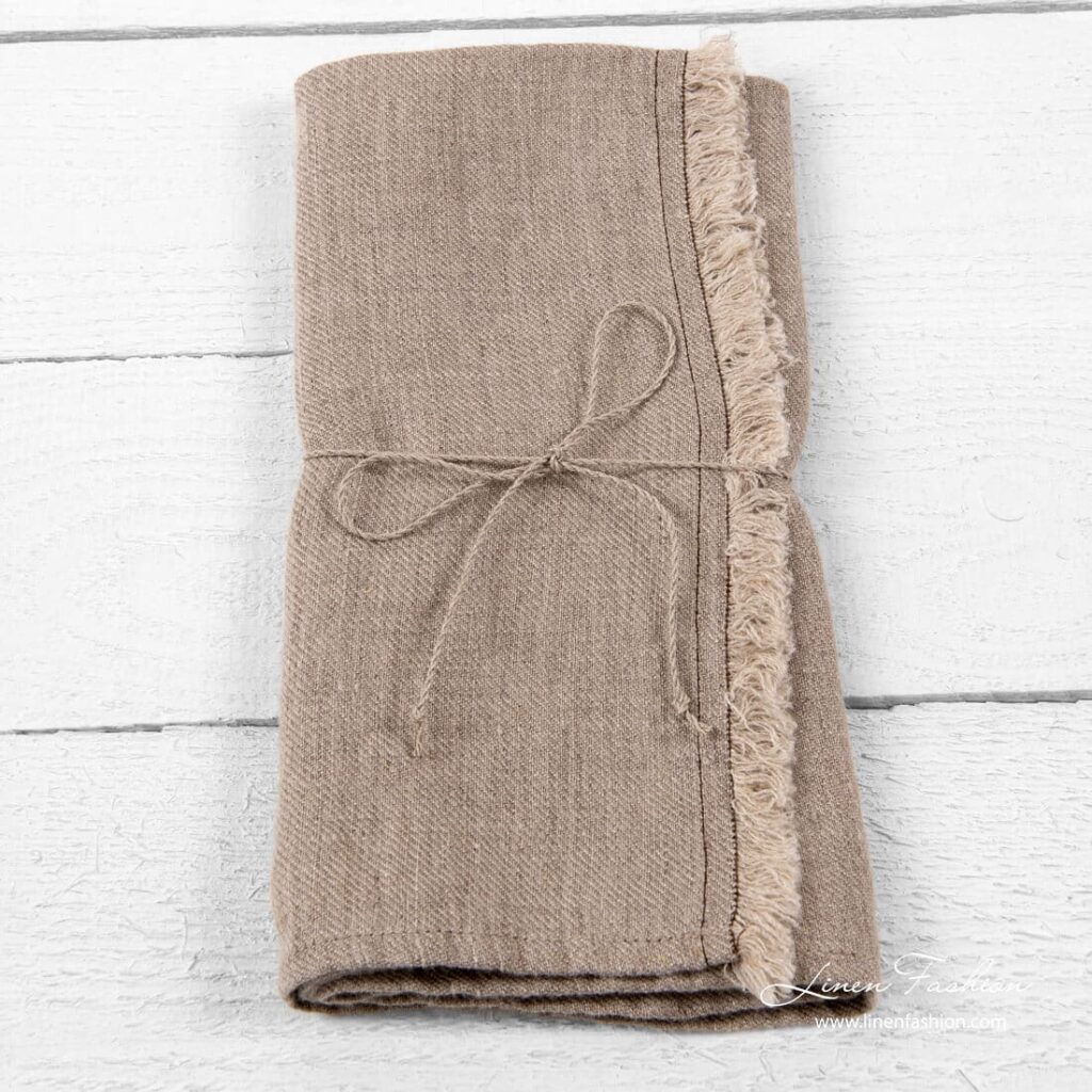 Linen kitchen towel with fringes and brown stitches