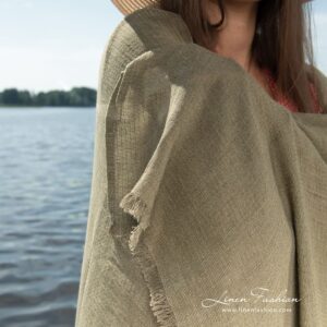 Beach towel woven in brownish green and greyish green yarns
