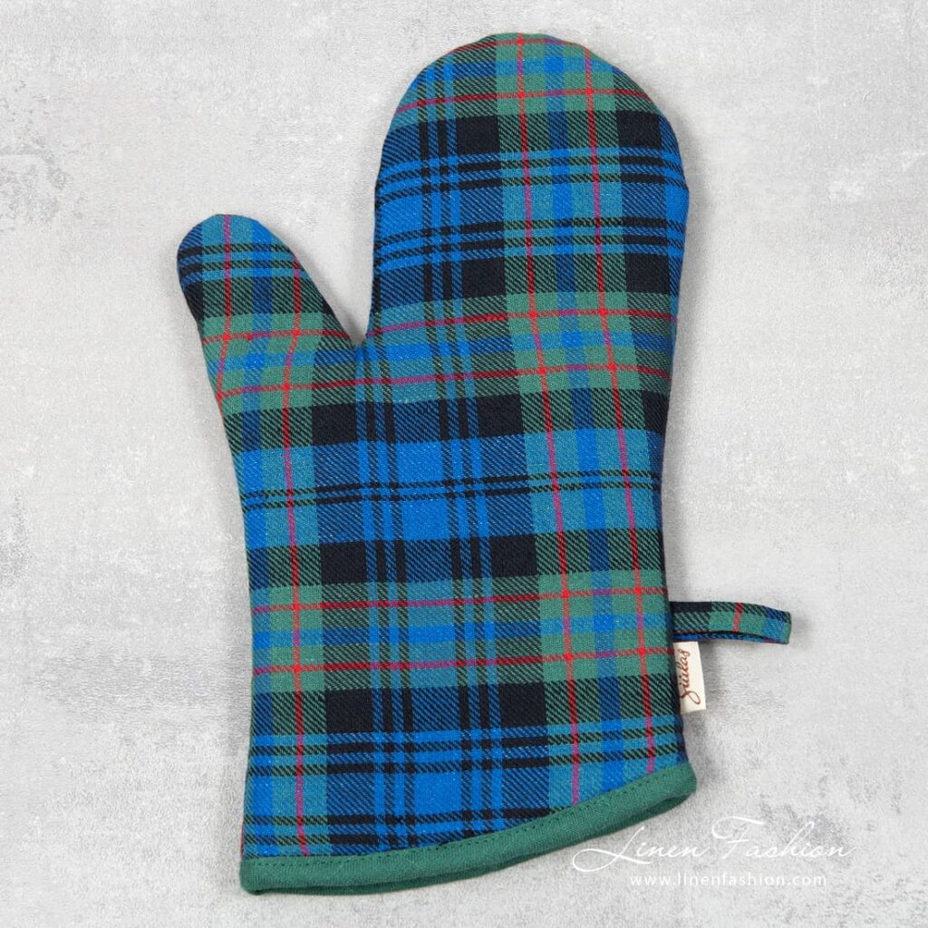 Blue/green oven glove, karo.