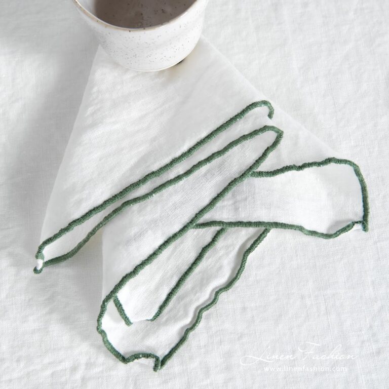 ARVO white napkin with green border