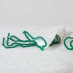 ARVO Stolová servítka biela so zeleným lemom