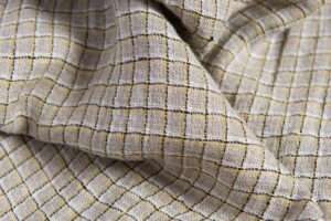 Ľanová sivá tkanina so žltými kockami, praná