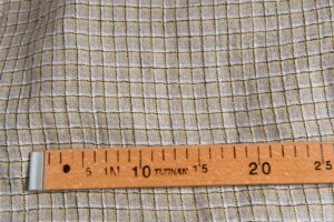 Ľanová sivá tkanina so žltými kockami, praná