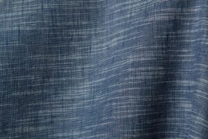 Tmavomodrá ľanovo-bavlnená tkanina s bielymi prúžkami