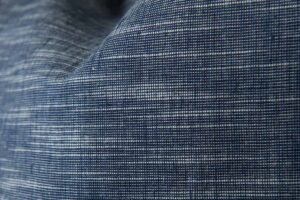 Tmavomodrá ľanovo-bavlnená tkanina s bielymi prúžkami