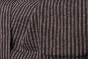 Hnedá pruhovaná ľanovo-vlnená zmesová tkanina, praná