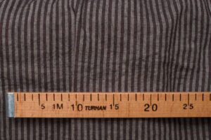 Hnedá pruhovaná ľanovo-vlnená zmesová tkanina, praná