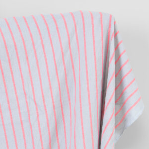 Ľanovo-bavlnená látka svetlosivá s jasne červenými pruhmi, praná