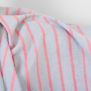 Ľanovo-bavlnená látka svetlosivá s jasne červenými pruhmi, praná