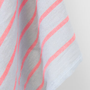 Ľanovo-bavlnená látka svetlosivá s jasne červenými pruhmi, praná