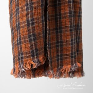 Linen wool shawl in checks, with loose fringes