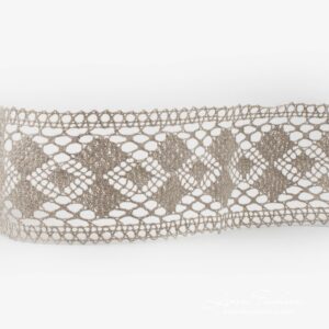 Natural linen lace no. 69 with diamond pattern