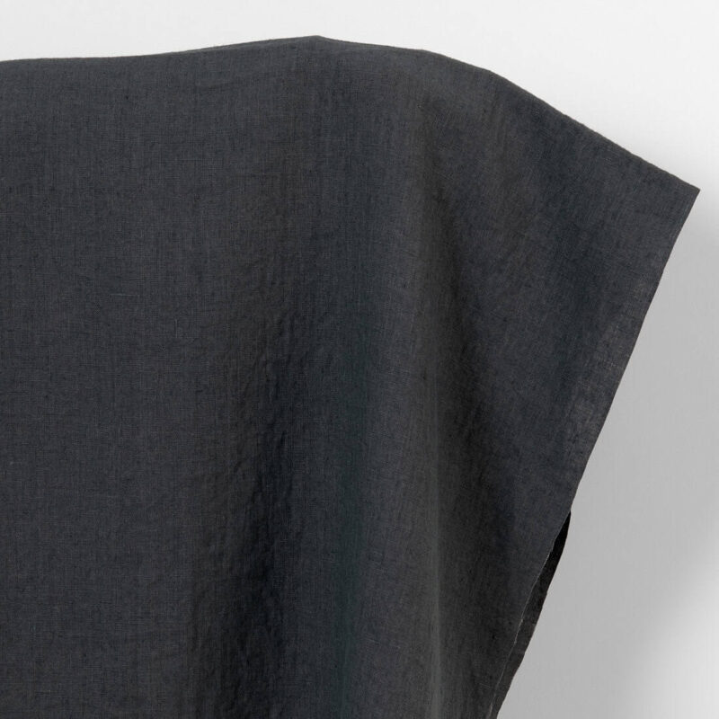 Ľanová látka v tmavosivej farbe, praná